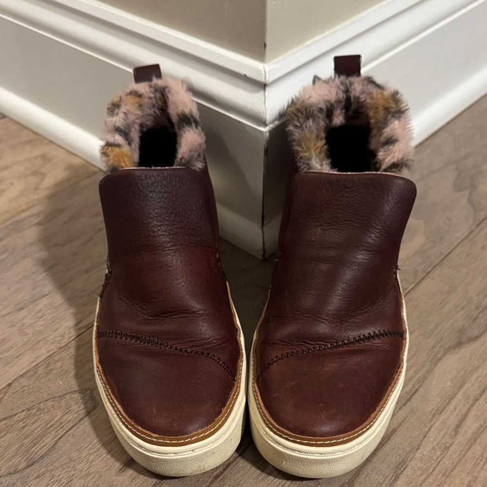 Tom's Brown Leather Shoes with Faux Fur Lining